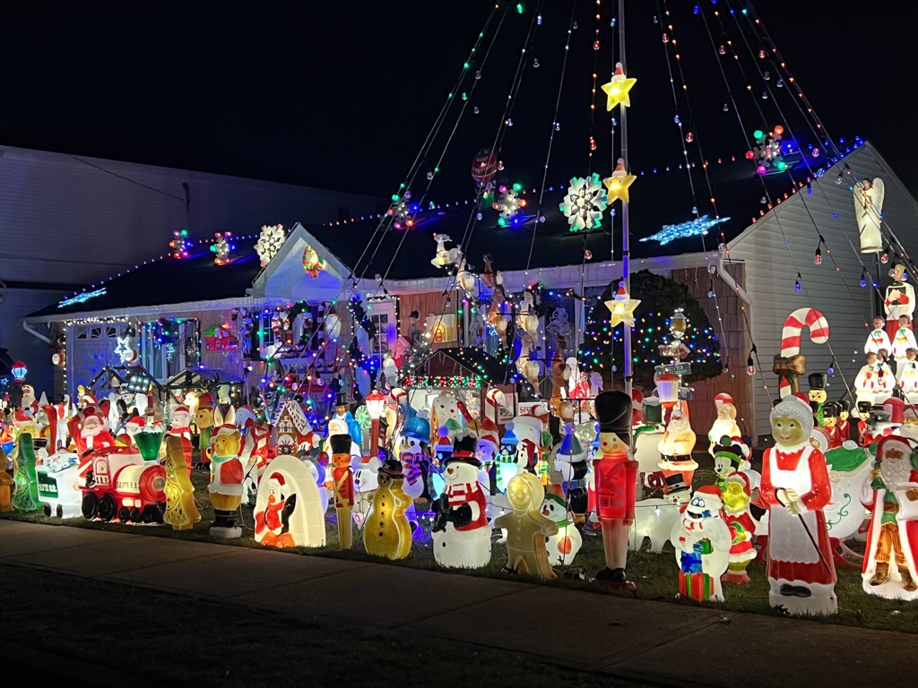Top-rated Christmas lights in Massapequa: See what houses are winning the decorating contests!